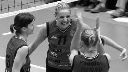 Agata Mróz-Olszewska (w środku) w meczu BKS Stal Bielsko Biała z drużyną Winiary Kalisz (fot. PAP/Roman Koszowski) Agata Mróz-Olszewska (fot. PAP/Roman Koszowski)