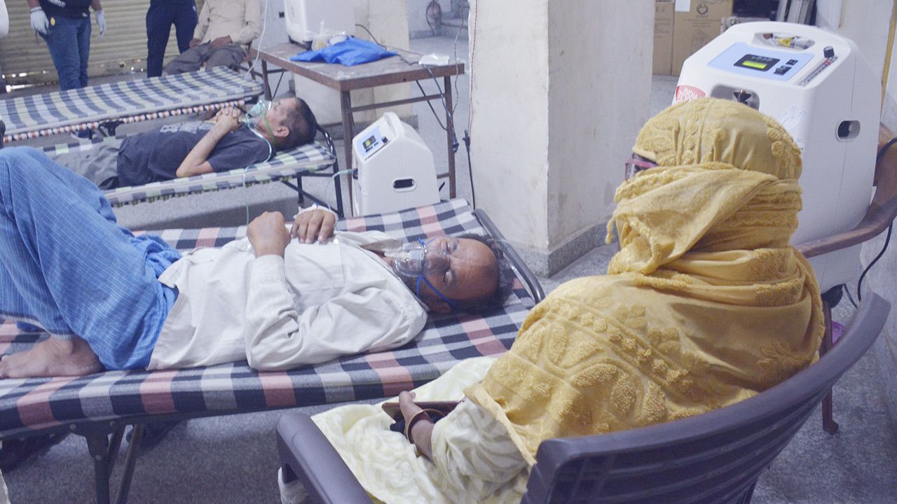 Od początku pandemii w Indiach zmarło już ponad 220 tys. chorych na COVID-19 (fot. Sakib Ali/Hindustan Times via Getty Images)