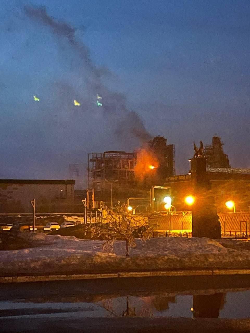 Атакаваны нафтазавод у Ніжнякамску, Расея. 2 красавіка 2024 года. (Фота: uniannet / Telegram)
