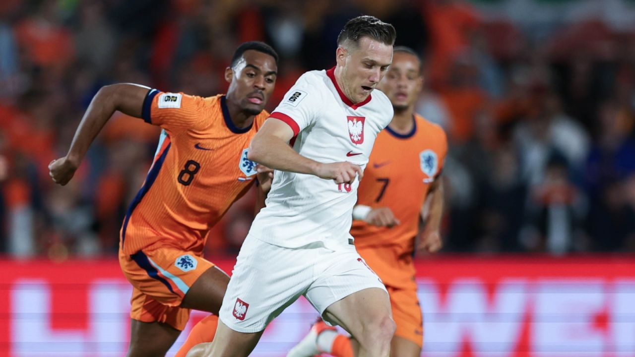 Piotr Zieliński w akcji podczas meczu Holandia – Polska. Rewanżowe spotkanie w listopadzie na PGE Narodowym. Jak i gdzie kupić bilety? [CENY]