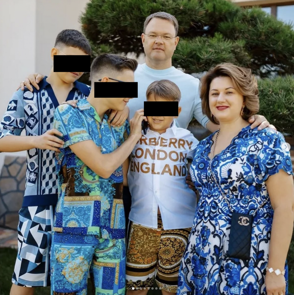 Сяргей і Таццяна Аношкі разам з дзецьмі. (Крыніца: інстаграм-акаўнт Таццяны Аношкі)