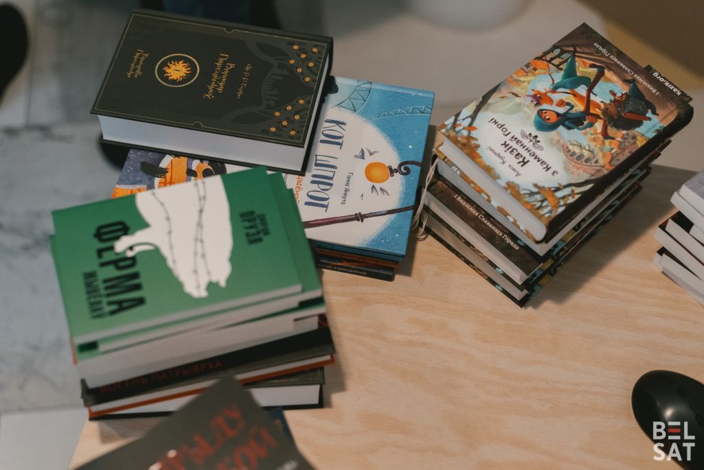 Кнігі выдавецтва «Янушкевіч». (Фота: Міра Ляселішская / Белсат)