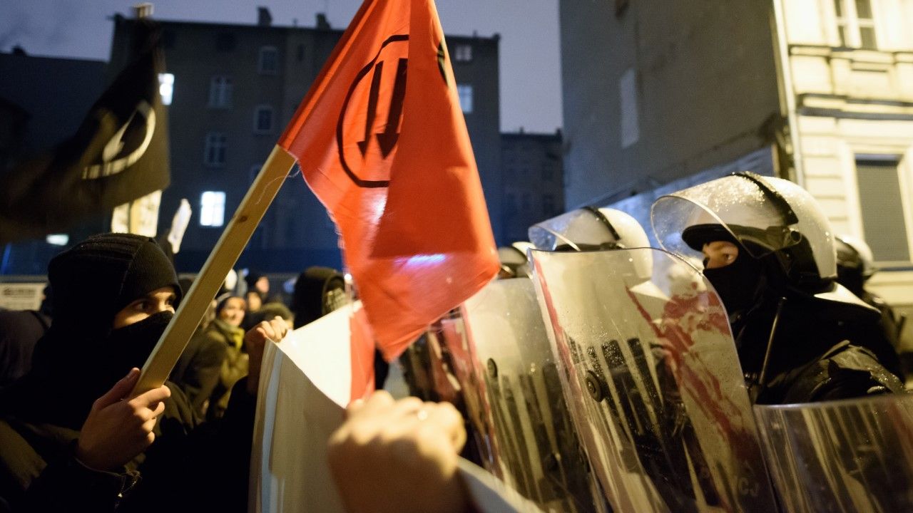 Policja zabezpieczająca manifestację pod hasłem „Nacjonalizm nie przejdzie! #2 - Wygwizdujemy Winnickiego”(fot. arch. PAP/Jakub Kaczmarczyk) Policja zabezpieczająca manifestację pod hasłem „Nacjonalizm nie przejdzie! #2 - Wygwizdujemy Winnickiego”(fot. arch. PAP/Jakub Kaczmarczyk)