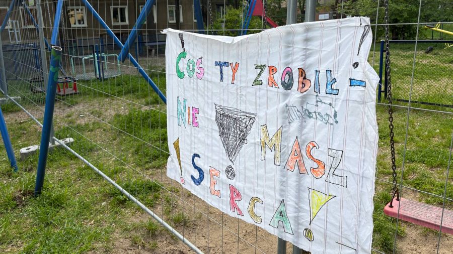 Poznań, właściciele ogrodzili plac zabaw na Winogradach, zdewastowali huśtawki (fot. nadesłane)