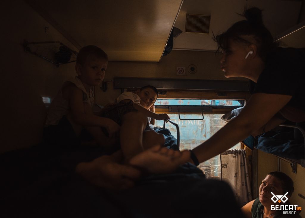 Святлана і Алена з дзецьмі ў цягніку. (Фота: Сельхуда / Белсат)