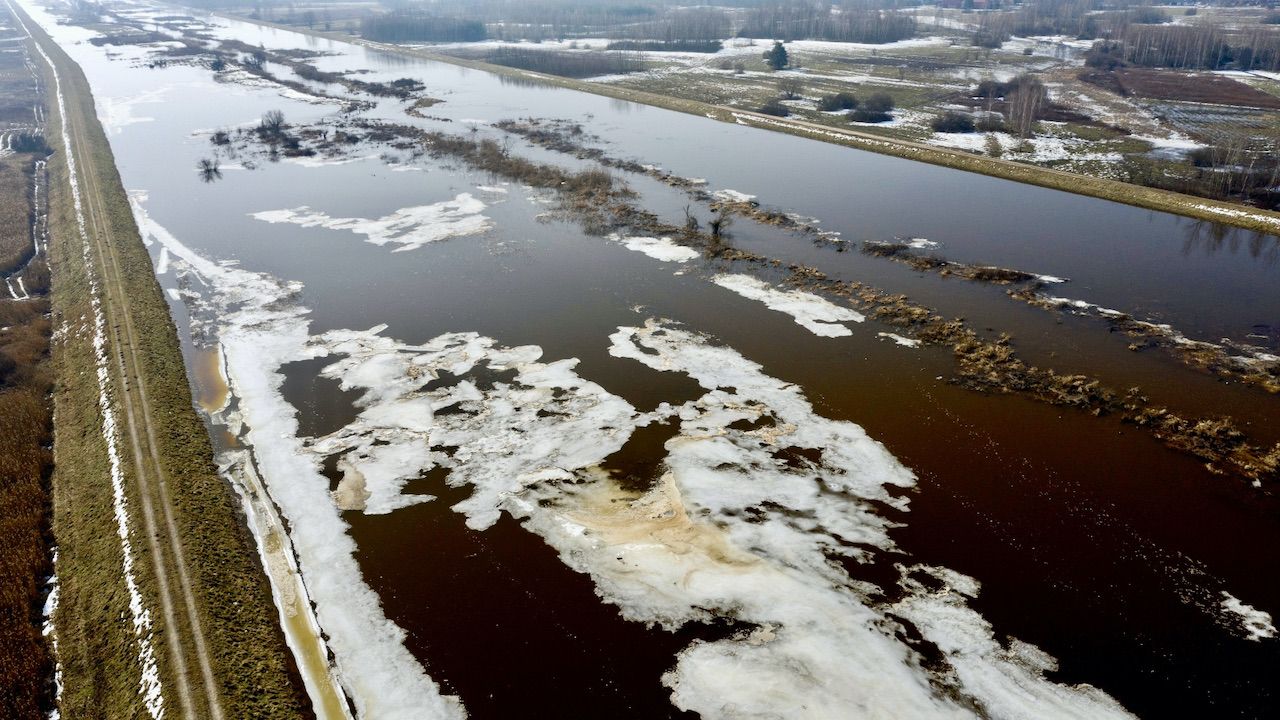 Rozlana po okolicy i sięgającą wałów przeciwpowodziowych rzeka Łęg w okolicy Grębowa (fot. PAP/Darek Delmanowicz) Rozlana po okolicy i sięgającą wałów przeciwpowodziowych rzeka Łęg w okolicy Grębowa (fot. PAP/Darek Delmanowicz)
