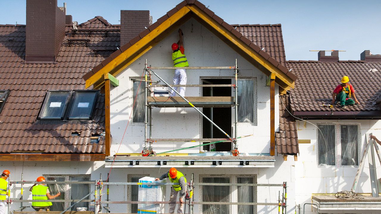 W ramach programu „Czyste powietrze” właściciele domów mogą się starać o dotacje i pożyczki m.in. na termomodernizację nieruchomości (fot. Shutterstock/Katarzyna Wojtasik)
