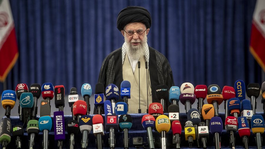 Duchowy przywódca Iranu Ali Chamenei znalazł się na celowniku Izraela (fot. Majid Saeedi/Getty Images).