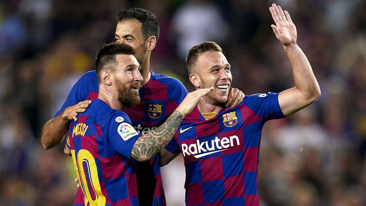 Na zdjęciu Sergio Busquets, Leo Messi i Arthur (fot. Getty Images)