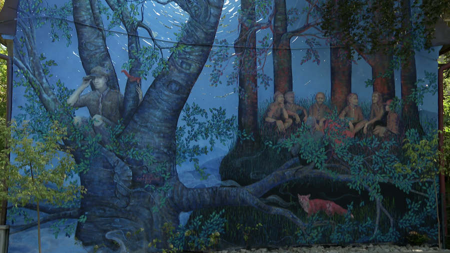 Na ścianie kamienicy, w pobliżu Parku Słowackiego i Bielskiego Centrum Kultury, powstał kolejny mural w miejskiej przestrzeni Bielska-Białej. Wielkoformatowe malowidło dedykowane jest... harcerzom. Powstało z okazji setnej rocznicy utworzenia Hufca Beskidzkiego Związku Harcerstwa Polskiego