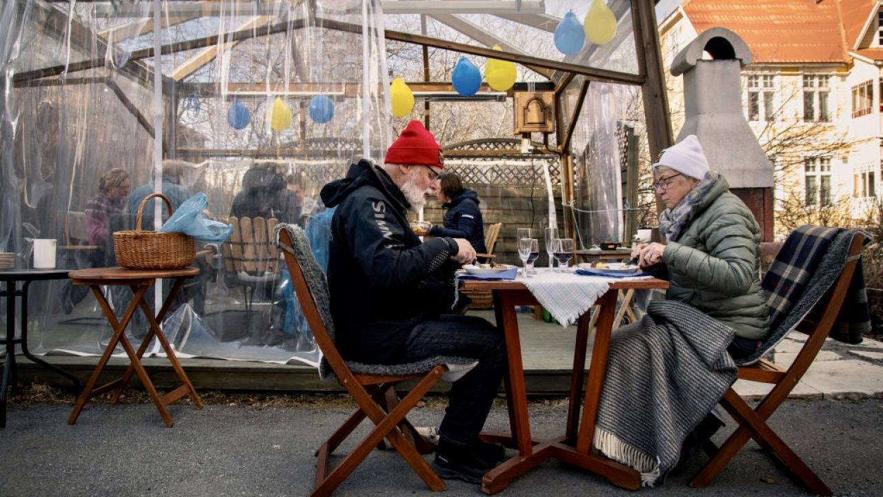 Najwięcej ofiar Covid-19 w Szwecji odnotowano wśród seniorów i pensjonariuszy domów opieki (fot. David Lidstrom/Getty Images) Najwięcej ofiar Covid-19 w Szwecji odnotowano wśród seniorów i pensjonariuszy domów opieki (fot. David Lidstrom/Getty Images)
