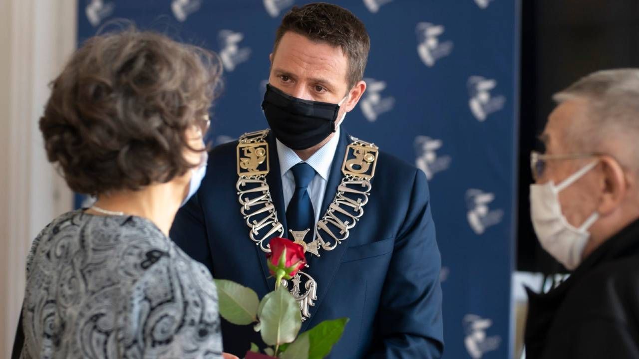 Rafał Trzaskowski wręczył Medale za Długoletnie Pożycie Małżeńskie (fot. TT/Rafał Trzaskowski) Rafał Trzaskowski wręczył Medale za Długoletnie Pożycie Małżeńskie (fot. TT/Rafał Trzaskowski)
