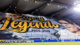 Kibice Legii Warszawa prezentują ogromną oprawę z napisem "Żegnaj Legendo 1934–2024" ku pamięci Lucjana Brychczego na stadionie przy Łazienkowskiej.