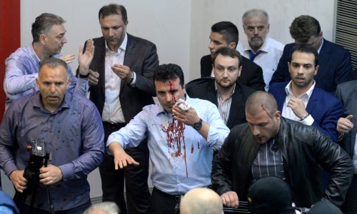 Skopje, Macedonia, 27 kwietnia 2017 r. Zoran Zaew, jeszcze jako przywódca opozycji, zaatakowany przez zwolenników byłej wiodącej partii VMRO-DPMNE po tym, jak socjaldemokracji wybrali nowego przewodniczącego parlamentu. Grupa protestujących weszła do parlamentu, gdy przerwano obrady ze względu na napięcia między posłami. Fot. Nake Batev / Anadolu Agency / Getty Images