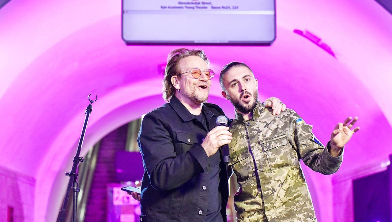 Bono i Taras Topolia (fot. PAP/EPA/OLEG PETRASYUK)