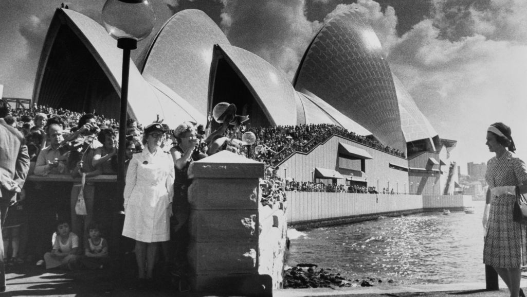 Królowa Elżbieta II kilkukrotnie odwiedzała Operę w Sydney. Zdjęcie przedstawia wizytę Jej Wysokości z 13 marca 1977 r. Fot. Keystone/Getty Images