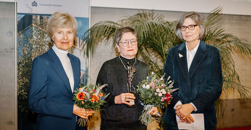 Вольга Шпарага (у цэнтры) пасля ўзнагароджання прэміяй Вал (Фота: Universität Potsdam / uni-potsdam.de)