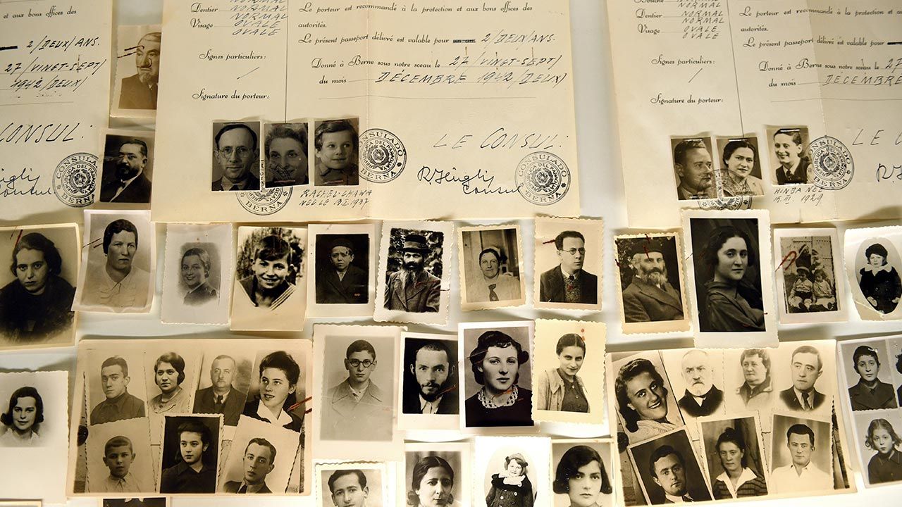 Akcja paszportowa ratowała życie Żydów(fot.  PAP/Darek Delmanowicz)