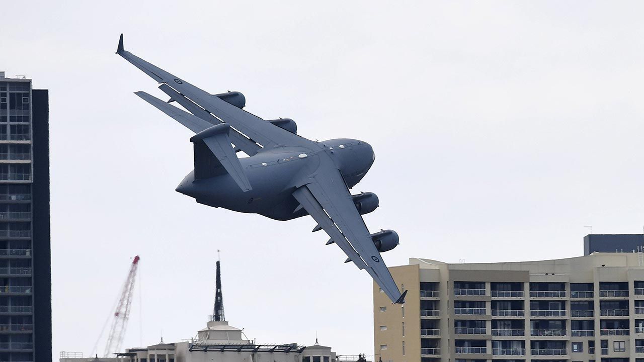 Odrzutowy Boeing C-17A Globemaster III to jeden z największych samolotów transportowych na świecie (fot. PAP/EPA/DAN PELED) Odrzutowy Boeing C-17A Globemaster III to jeden z największych samolotów transportowych na świecie (fot. PAP/EPA/DAN PELED)