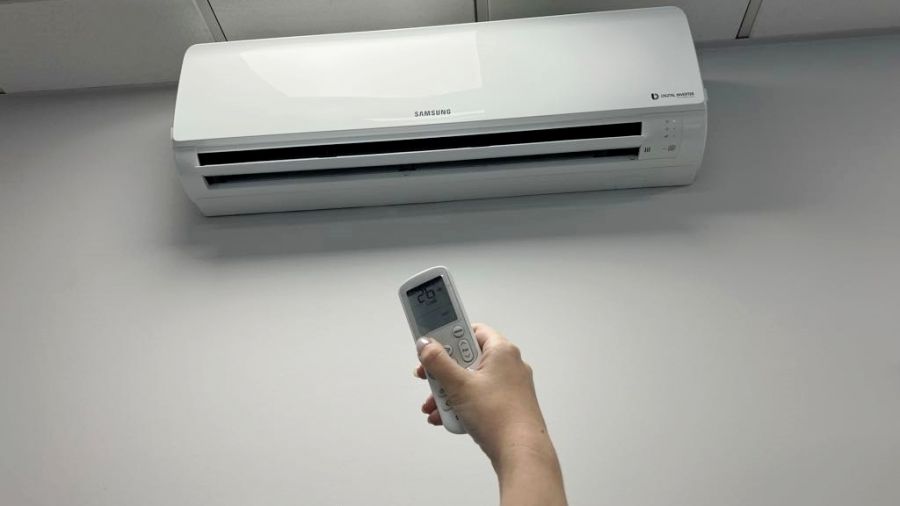 Oprócz rozsądnego ustawiania temperatury należy regularnie serwisować urządzenia klimatyzacyjne