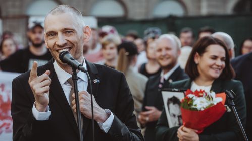 Бывший политзаключённый Сергей Тихановский во время своего первого митинга после освобождения из тюрьмы. Варшава, Польша. 26 июня 2025 года. Фото: Рауль Дюк / Белсат