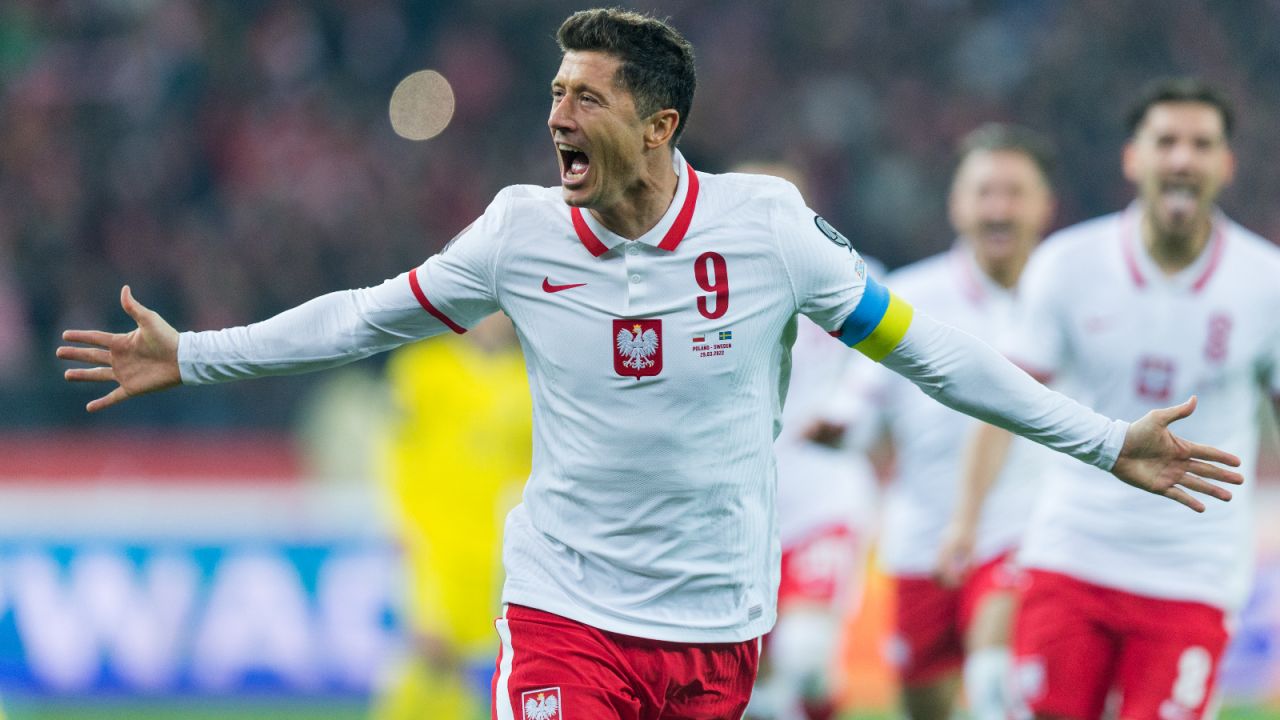 Robert Lewandowski celebrujący strzelenie gola w meczu Polska – Szwecja (fot. Getty)