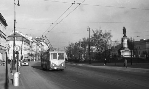Warszawa 1955. Ul. Krakowskie Przedmieście, widok w kierunku placu Zamkowego (fot. arch.PAP/Mariusz Szyperko)