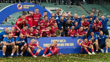 Piłkarze Rakowa Częstochowa z Superpucharem Polski (fot. PAP) Piłkarze Rakowa Częstochowa z Superpucharem Polski (fot. PAP)