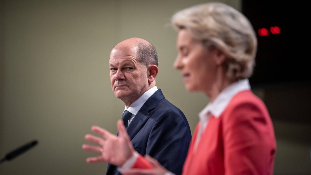 Kanclerz Niemiec Olaf Scholz i przewodnicząca Komisji Europejskiej Ursula von der Leyen (fot. PAP, Michael Kappeler/dpa)