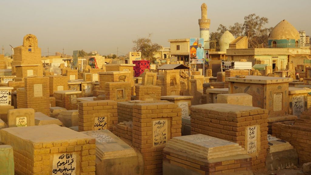 Cmentarz Wadi al-Salam jest największą nekropolią na świecie (fot. alex9330/ Shutterstock).
