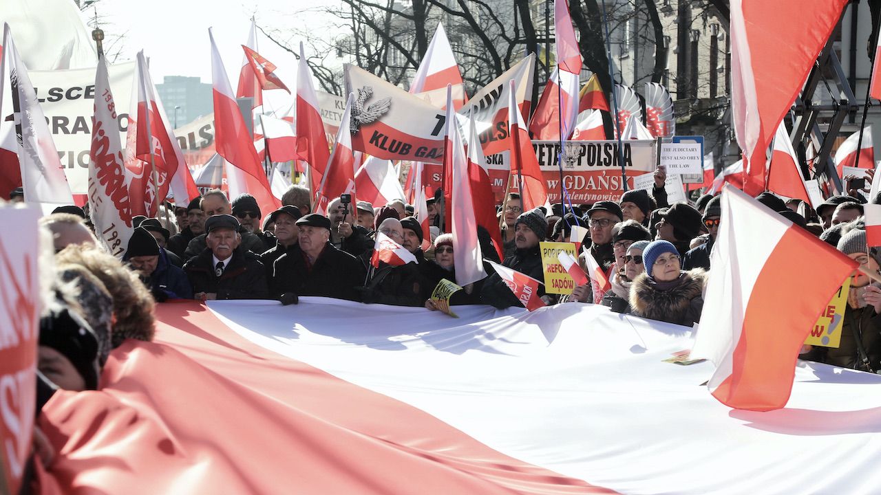 Spór o suwerenność Polski trwa (fot. arch.PAP/Wojciech Olkuśnik) Spór o suwerenność Polski trwa (fot. arch.PAP/Wojciech Olkuśnik)
