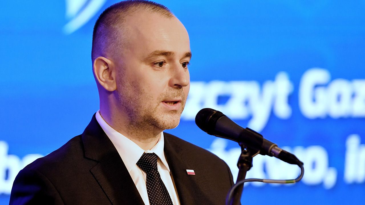 Paweł Mucha przypomniał, że według analiz UOKiK nie ma zagrożenia dla konkurencji na rynku prasy lokalnej (fot. PAP/Marcin Bielecki) Paweł Mucha przypomniał, że według analiz UOKiK nie ma zagrożenia dla konkurencji na rynku prasy lokalnej (fot. PAP/Marcin Bielecki)