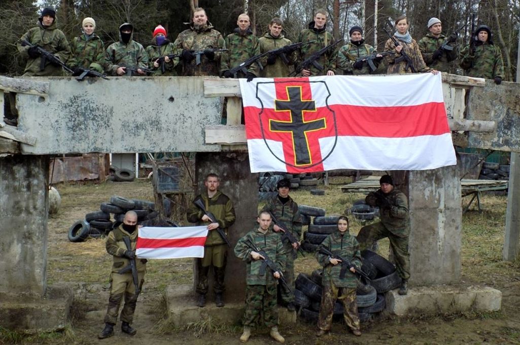 Чальцы клубу «Ваяр» са сцягам «Маладога фронту». 5 снежня 2015 года. Фота: Mfront.net