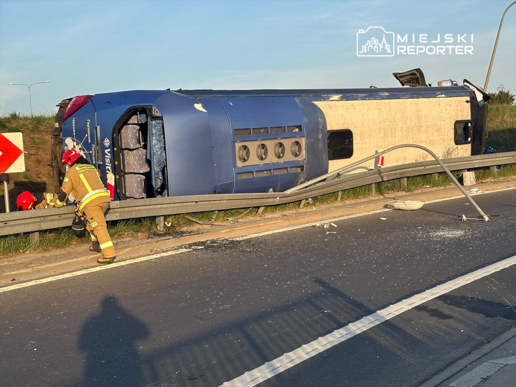 Беларускі аўтобус, што трапіў у аварыю пад Варшавай 29 красавіка 2025 г. Фота: miejskireporter.pl