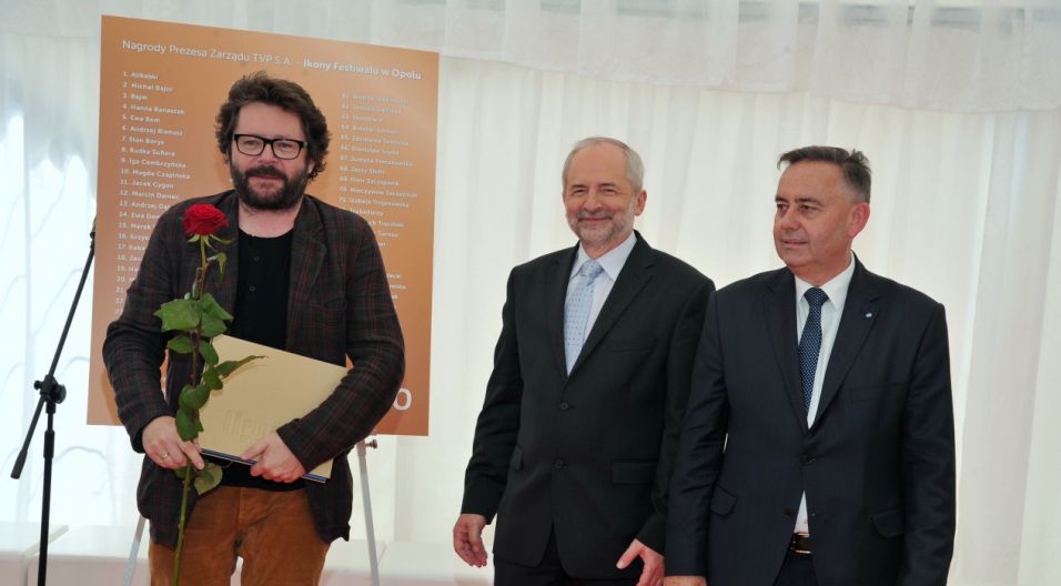 Grzegorz Turnau z jubileuszową nagrodą (fot. Ireneusz Sobieszczuk/TVP)
