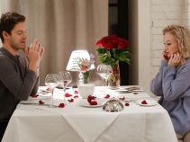 A jednak! Dwójka konspiratorów doprowadza do spotkania pary zakochanych w romantycznej restauracji (fot. TVP)