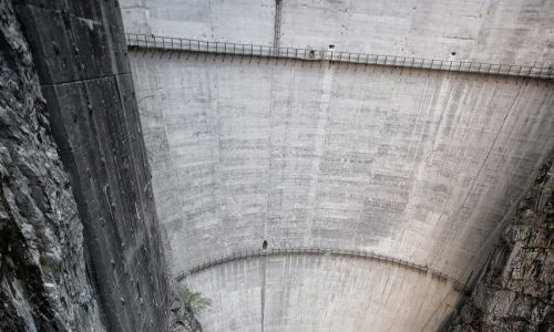 The dam is 262 meters high. Photo: PAP/Photoshot 