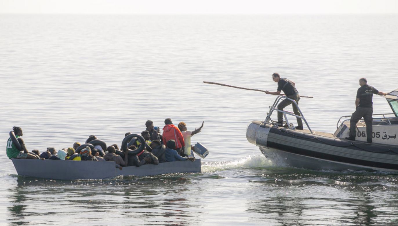 Tunezyjska Gwardia Narodowa wyłapuje łodzie z nielegalnymi migrantami. (Fot. Yassine Gaidi/Agencja Anadolu; Getty Images)
