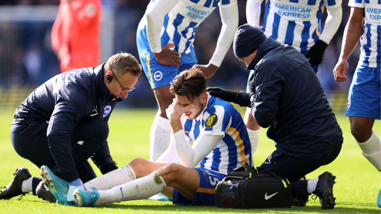 Jakub Moder doznał kontuzji w kwietniowym meczu Brighton (fot. Getty).