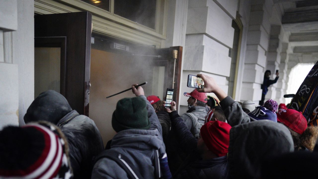 Kobieta została postrzelona w klatkę piersiową (fot. PAP/EPA) Kobieta została postrzelona w klatkę piersiową (fot. PAP/EPA)
