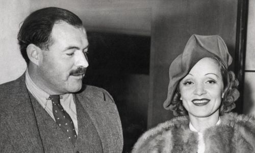 Ernest Hemingway piał na cześć Dietrich peany i nazywał „wieczną tajemnicą”. Na zdjęciu oboje w 1938 roku, po powrocie pisarza z podróży po Europei. Fot. Bettmann / Getty Images