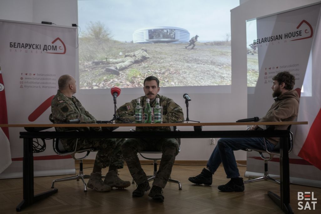 Прадстаўнікі палка Каліноўскага Вадзім Кабанчук, Дзяніс Кіт Прохараў і Павел Кухта падчас сустрэчы ў Беларускім доме ў Варшаве, Польшча. 21 студзеня 2024 года. (Фота: Карына Пашко / Белсат)
