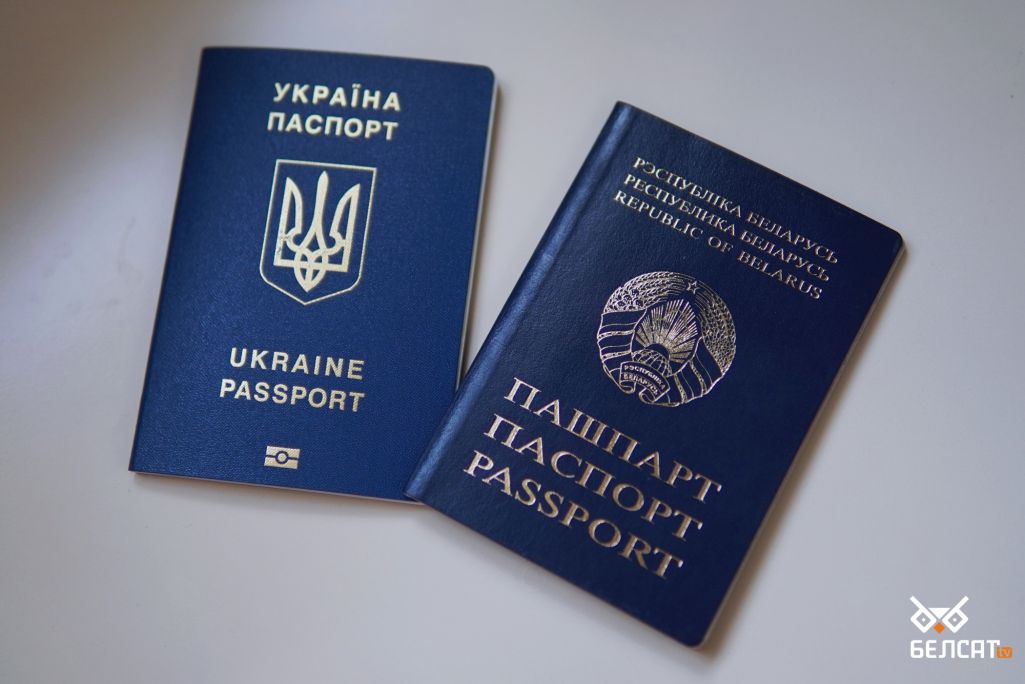 Украінскі і беларускі пашпарт. Кіеў, Украіна. 27 жніўня 2022 года. (Фота: Белсат)