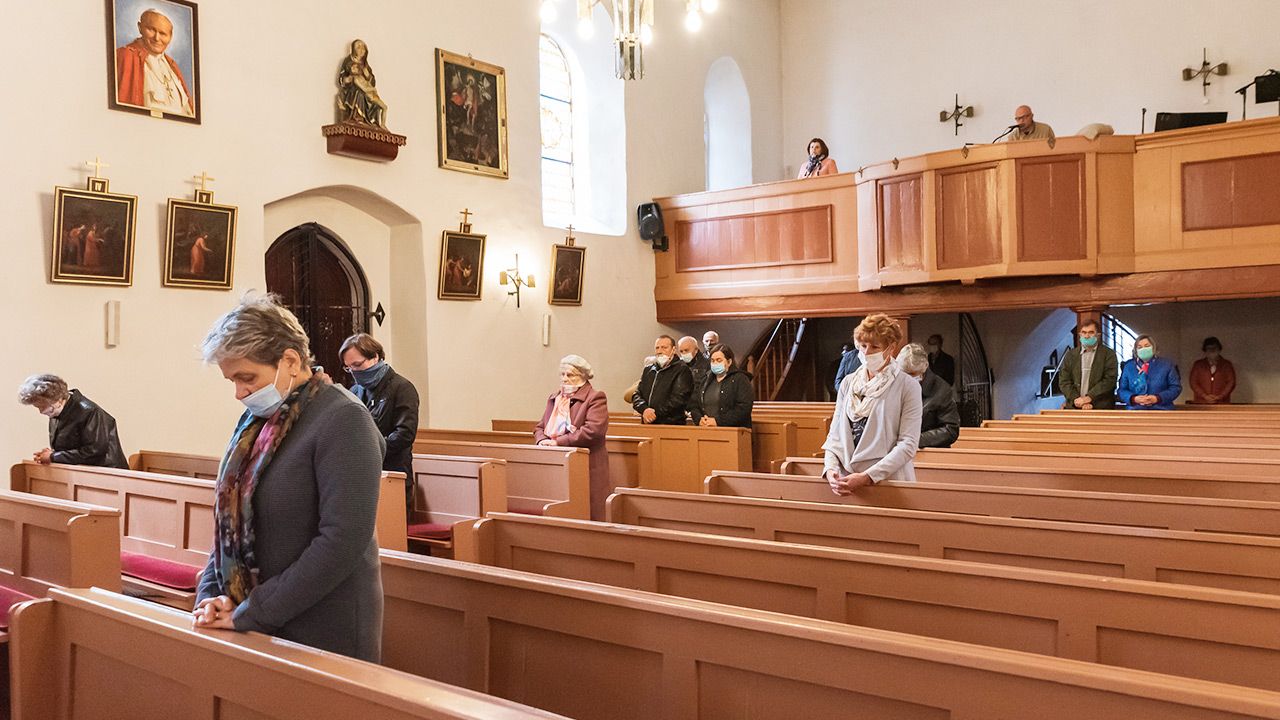 Limit osób w kościele – premier Morawiecki zapowiada zmiany (fot. Shutterstock)