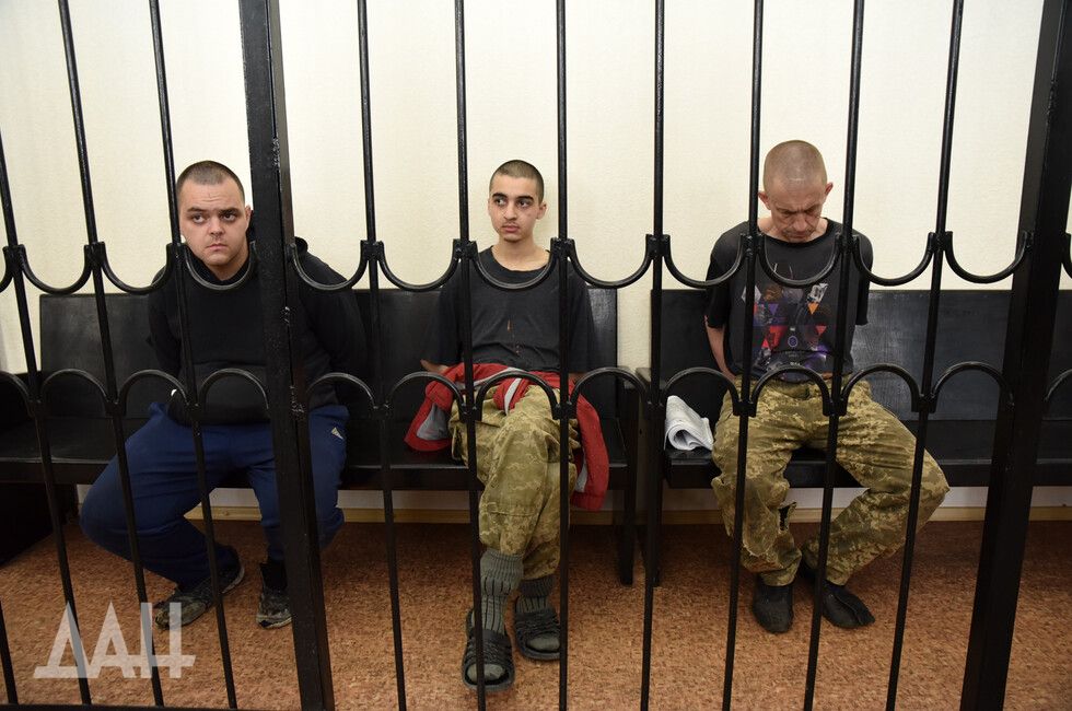 Палонныя на «судзе» ў «ДНР». Данецк, Украіна. 9 чэрвеня 2022 года. (Фота: dan-news.info)