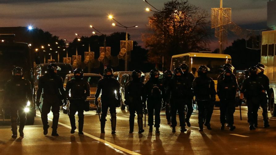 Demonstracje i starcia ze służbami na Białorusi trwaja drugi dzień (fot. Valery Sharifulin\TASS via Getty Images) Demonstracje i starcia ze służbami na Białorusi trwaja drugi dzień (fot. Valery Sharifulin\TASS via Getty Images)