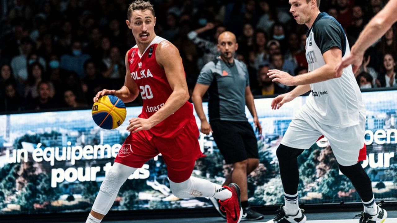 Łukasz Diduszko (z lewej) zanotował świetne wejście do reprezentacji Polski (fot. FIBA)