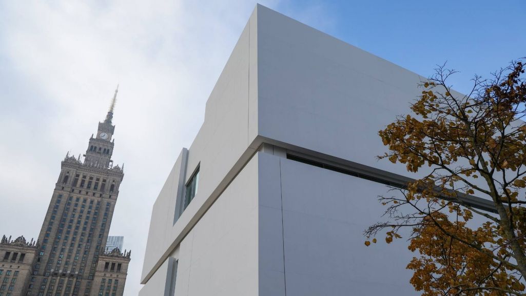 Budynek projektu firmy architektonicznej Thomasa Phifera składa się z sześciu kondygnacji. We wnętrzu uwagę skupia przestrzenna, monumentalna klatka schodowa. Fot. Paweł Supernak/ PAP