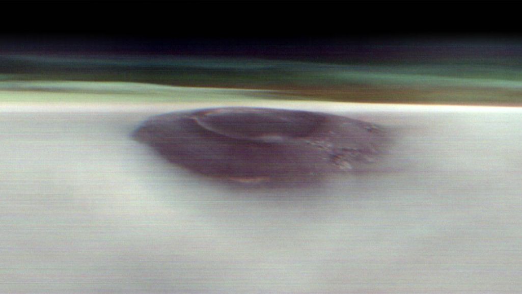 Spod marsjańskich chmur wyłania się wulkan Arsia Mons – olbrzym, przy którym bledną wszystkie ziemskie szczyty. Fot. NASA/JPL-Caltech/AS