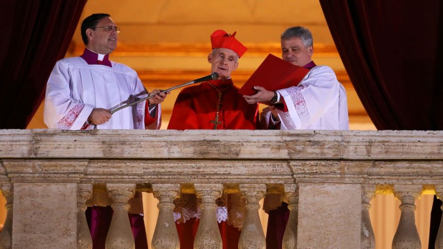 Po wyborze nowego papieża przeprowadzana jest seria rytuałów (fot. Getty Images)